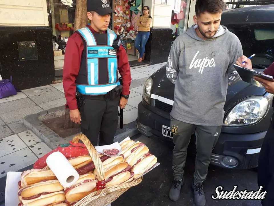 Fue en cana por vender sanguche en la via publica