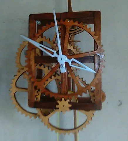 Reloj con ruedas de madera y cadenas