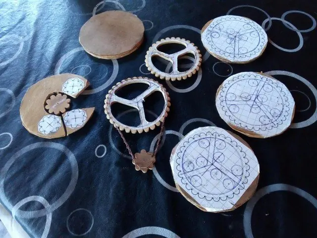 Reloj con ruedas de madera y cadenas