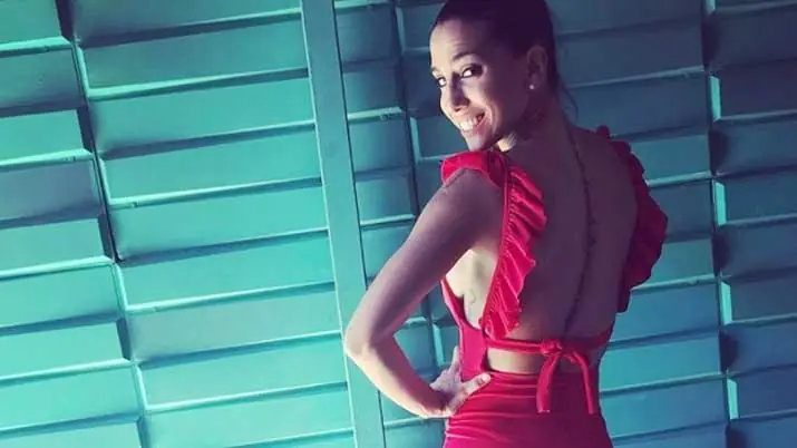 Enorme tatuaje de Cinthia Fernández va de su cuello a cola