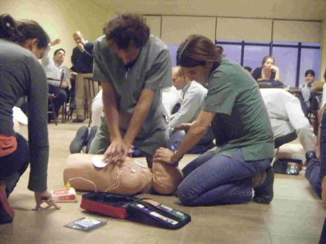 Sabes como usar un desfibrilador en caso de emergenciaY