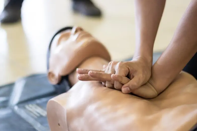 Sabes cómo usar un desfibrilador en caso de emergencia?