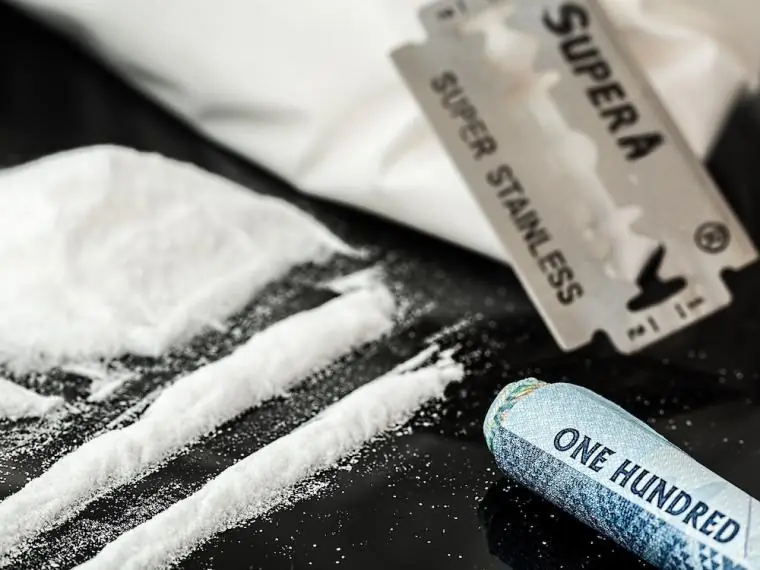 1 d 10 personas tiene restos d cocaína en huellas dactilares