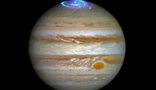 NASA capta una extraña silueta sobre el planeta Júpiter