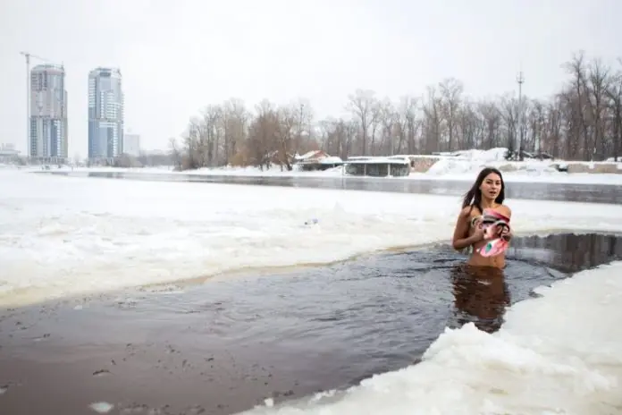 La mujer que correr desnuda en la nieve para lucir joven