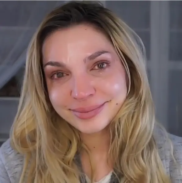 Un día quitó su maquillaje y apareció su verdadero rostro