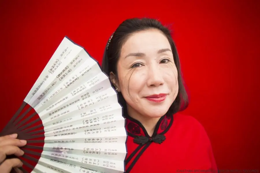 Conoce a la mujer con las pestañas más largas en el mundo