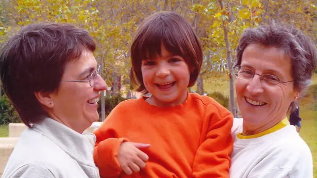Seis jóvenes adultos criados por lesbianas o gays hablan