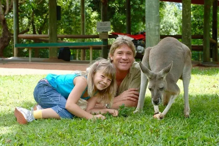 Recuerdas al cazador de cocodrilos? Mira lo que hace su hija