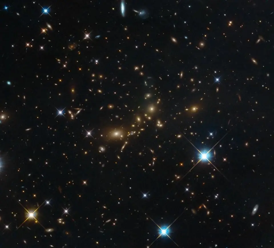 Un racimo de galaxias, a través de los ojos de Hubble. . .