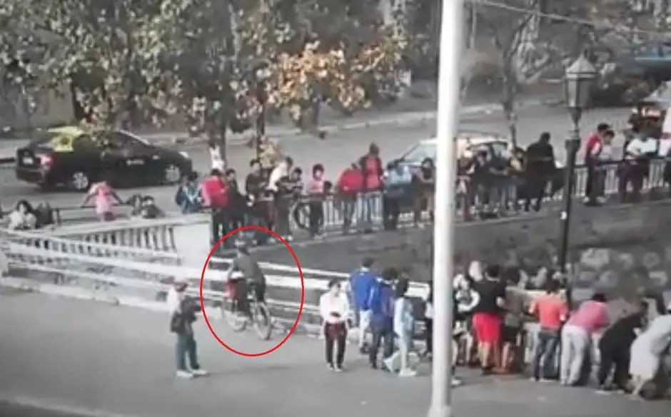 Ciclista cae de puente al querer mirar un accidente (Video)