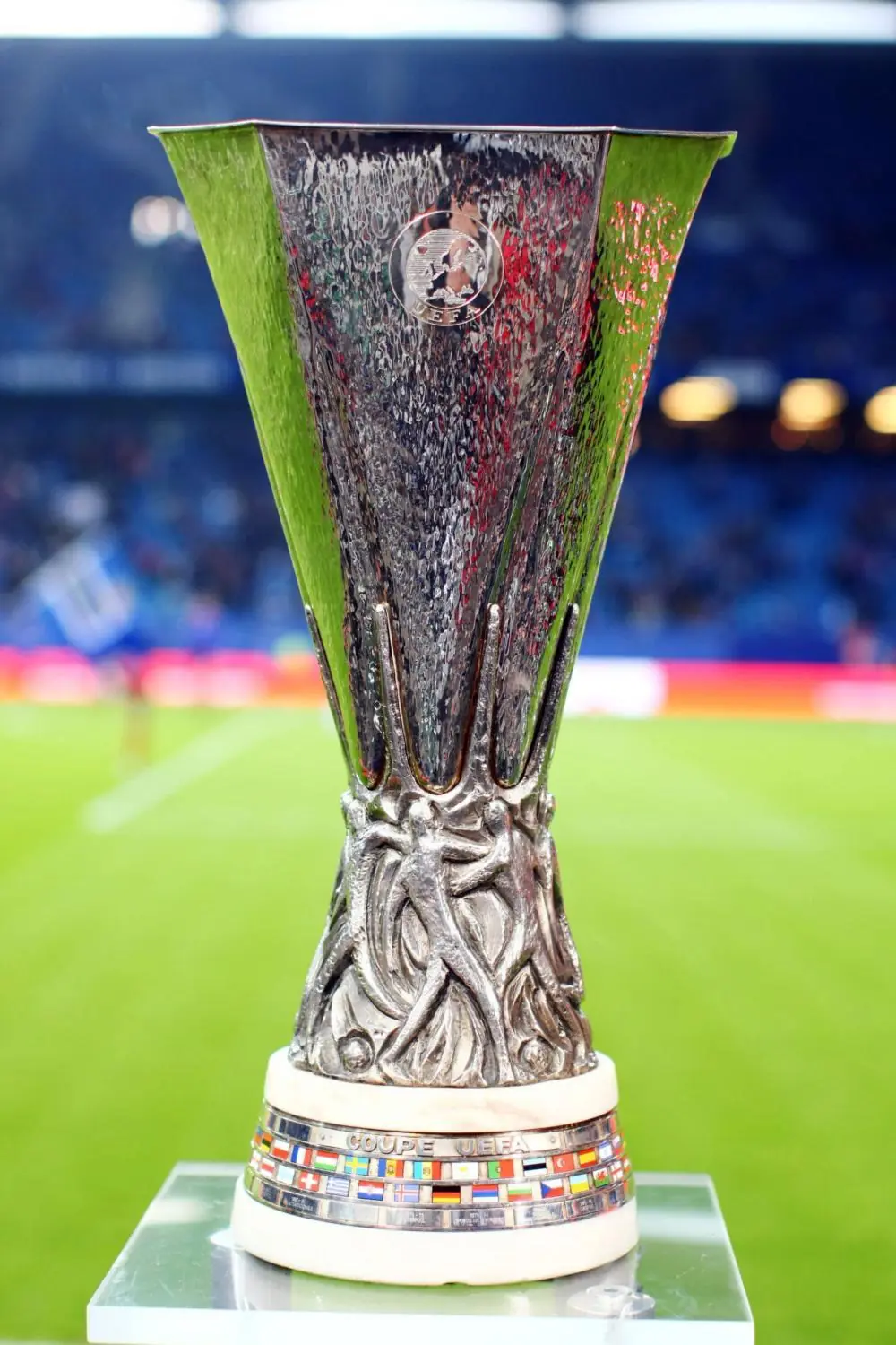 Roban trofeo europa league en mexico