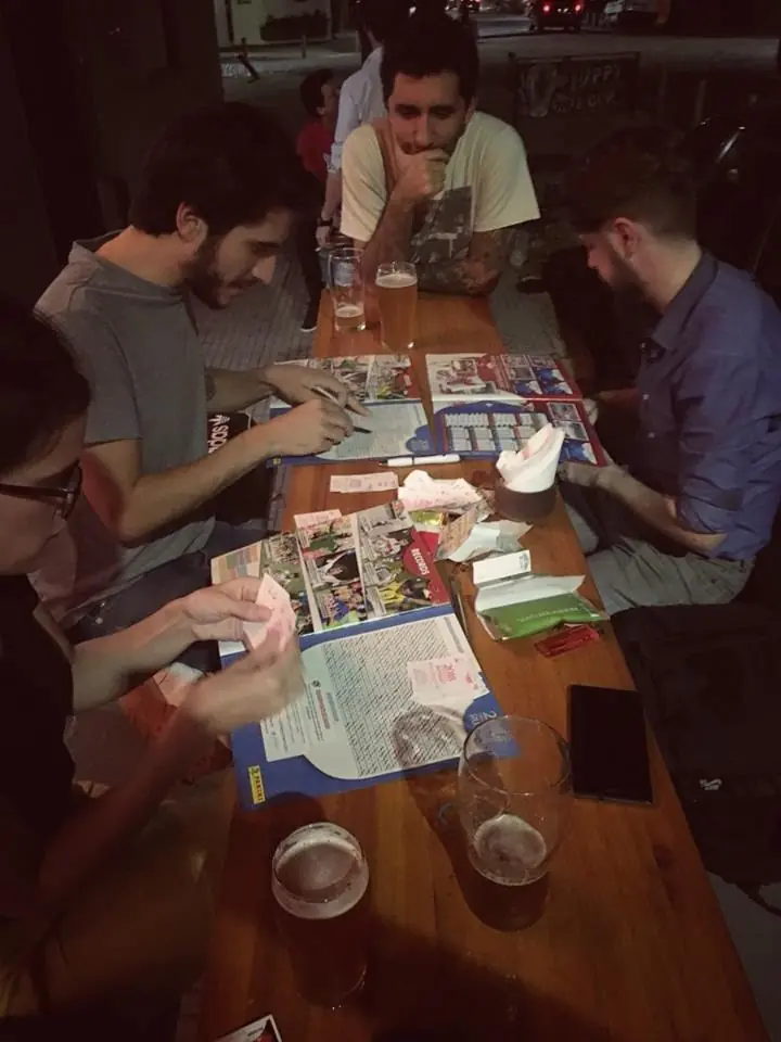 Este bar arma eventos para cambiar figuritas y tomar birra