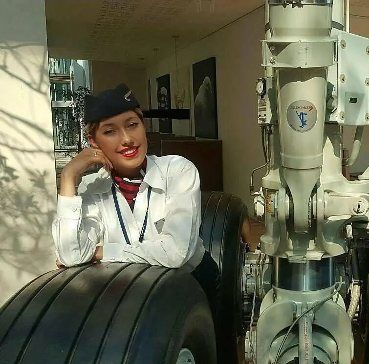 Azafata deja empleo por ser agotador y se dedica al cine "x"