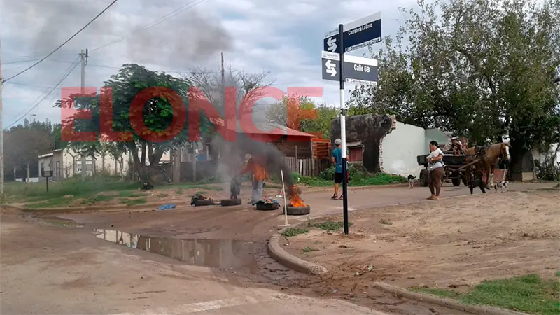 Peronia: enganchados a la luz protestaron quemando cubiertas