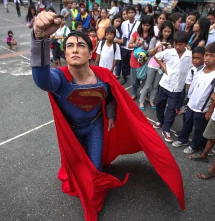 Gastó 6.000 dólares para convertirse en Superman. Así luce