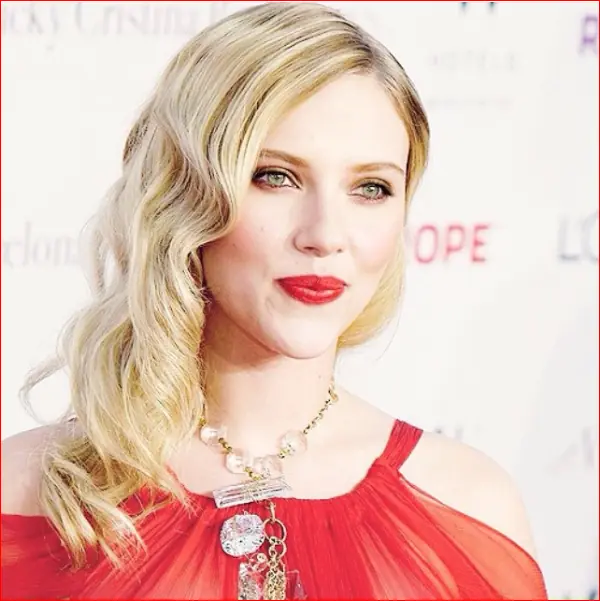 Scarlett Johansson ya no es una sexy rubia, así luce ahora!