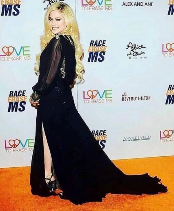 Avril Lavigne volvió con disco y apariencia nueva.
