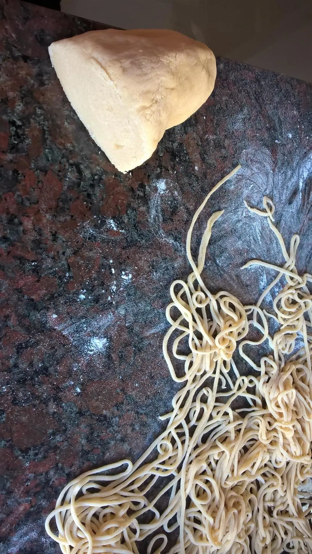 Tallarines en casa. Comida hecha con poca guita