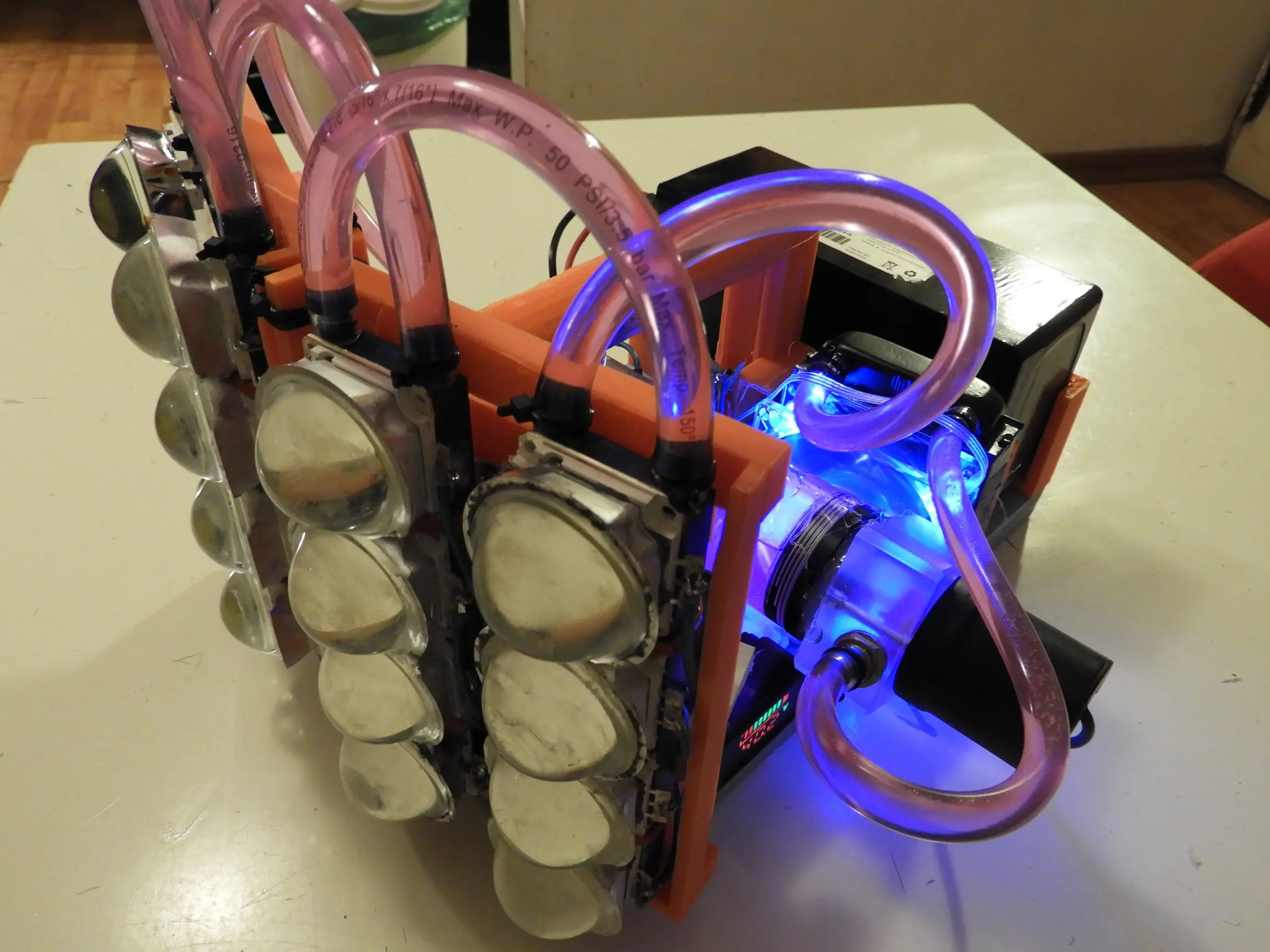 Hice una linterna LED de 1600w watercooled y te la muestro!