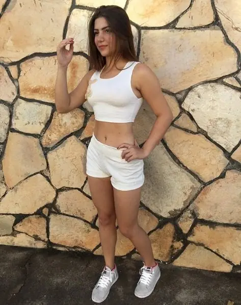 Yara Muniz, linda garota
