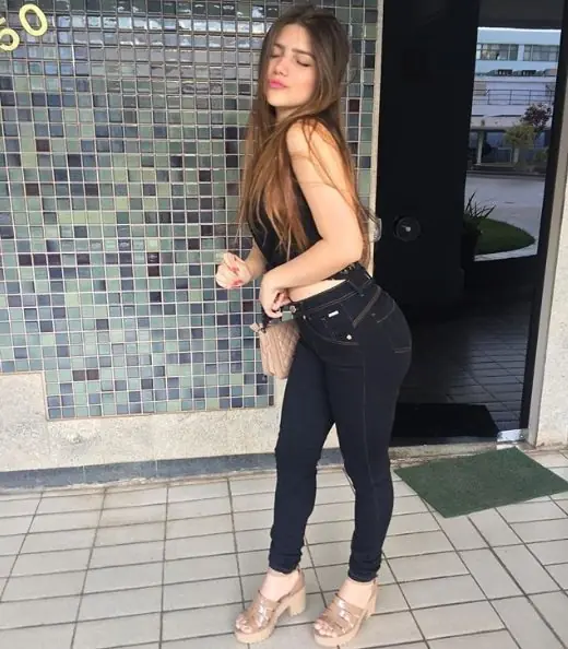 Yara Muniz, linda garota