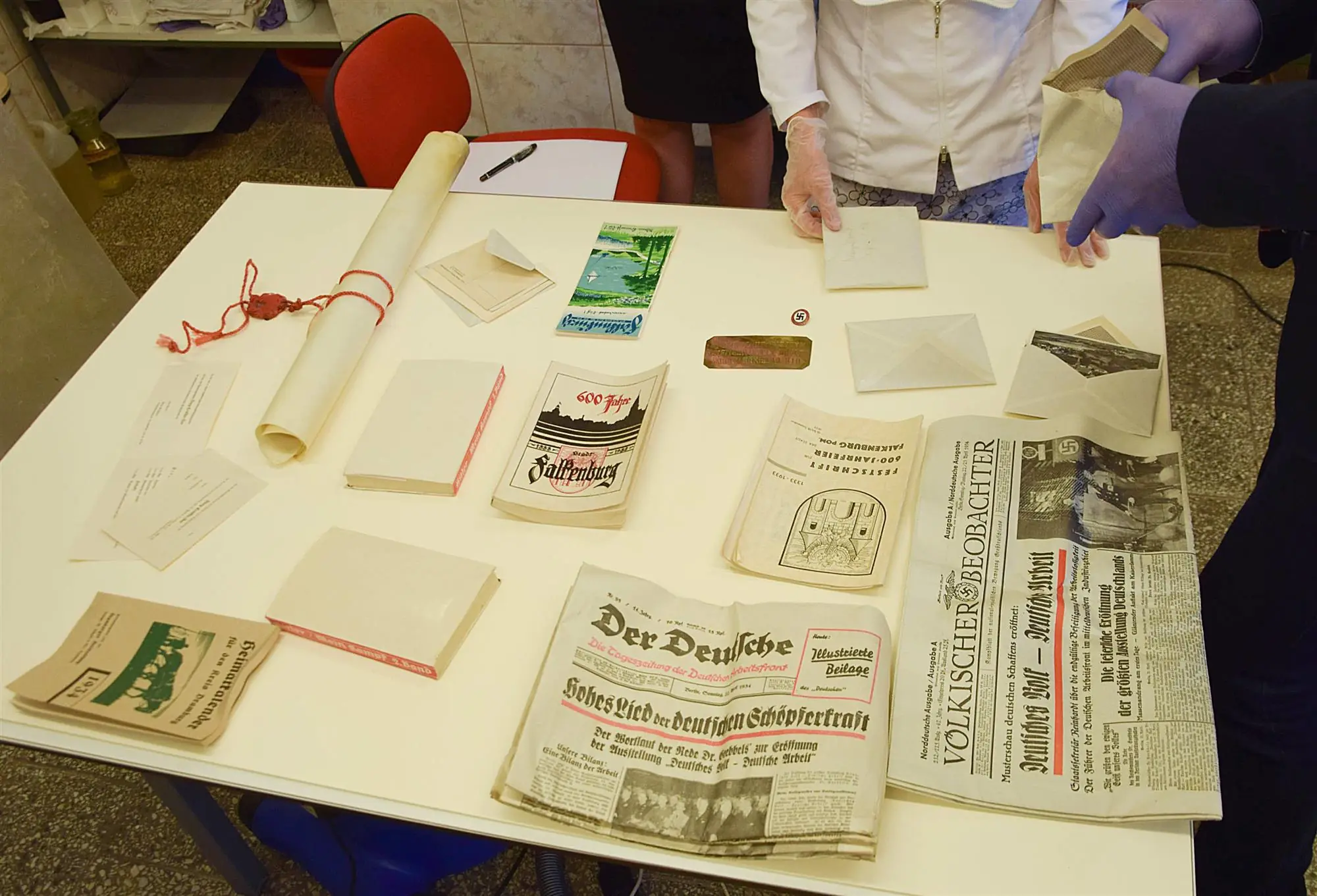 Desentierran capsula del tiempo nazi 82 años despues.