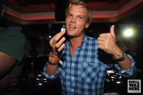 Dibuje a Avicii el pendrive