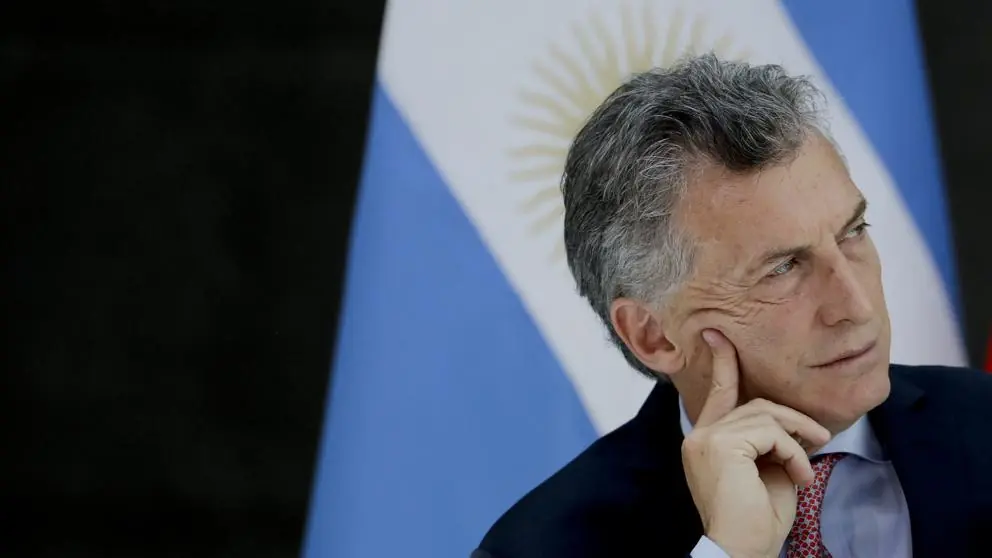 Por qué argentinos huyen de su moneda y piensan en dólares