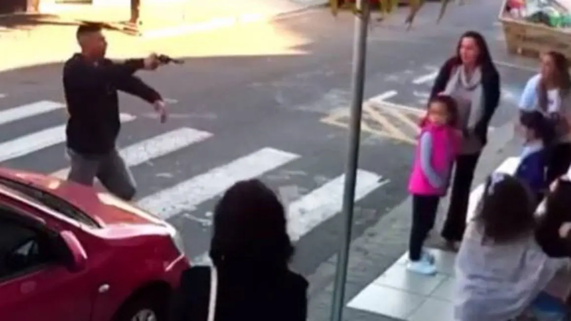 Valiente policía mata de tres tiros al ladrón