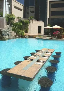 Mesas en piscinas, ¡perfectas!