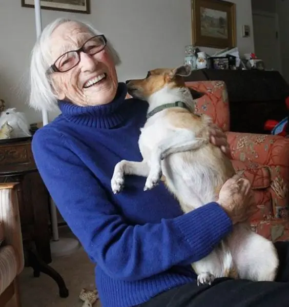 Anciana encuentra su perro