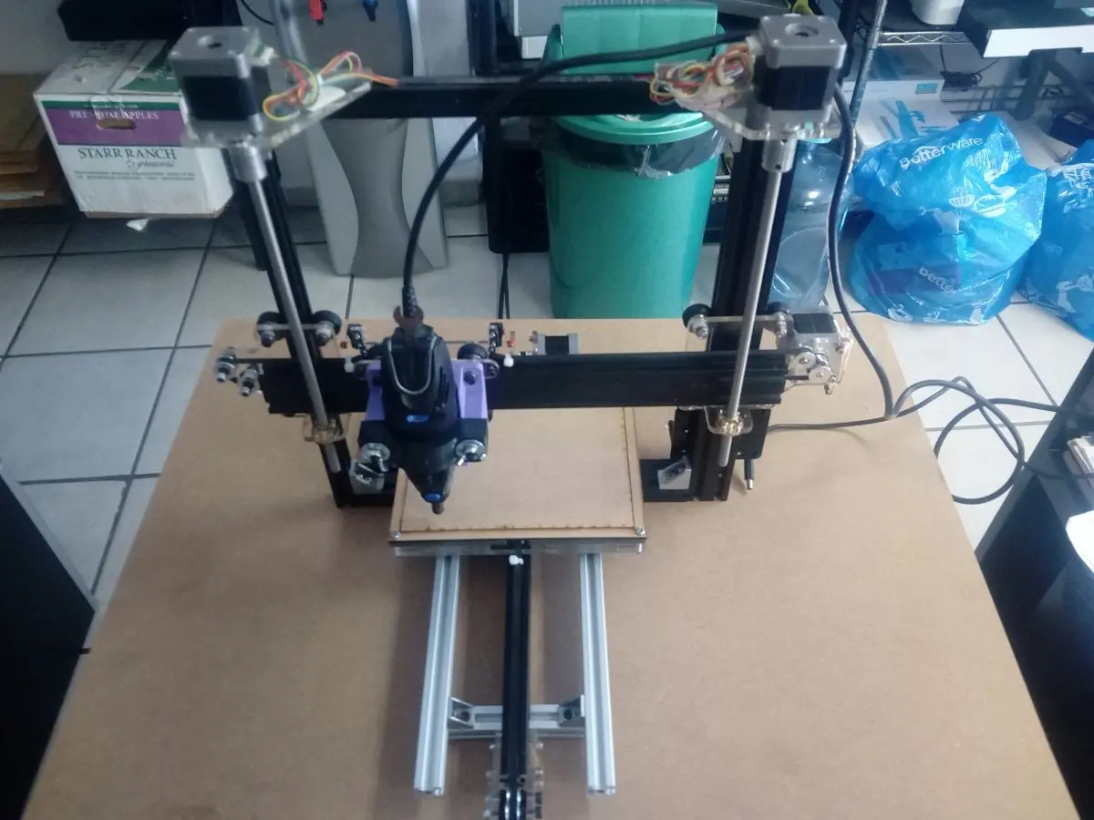 Me sobraron piezas de mi impresora 3D, hice un Router CNC