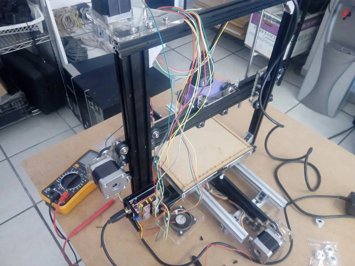 Me sobraron piezas de mi impresora 3D, hice un Router CNC