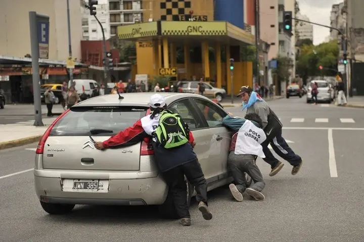 Piqueteros del Polo Obrero cortan la autopista 25 de Mayo