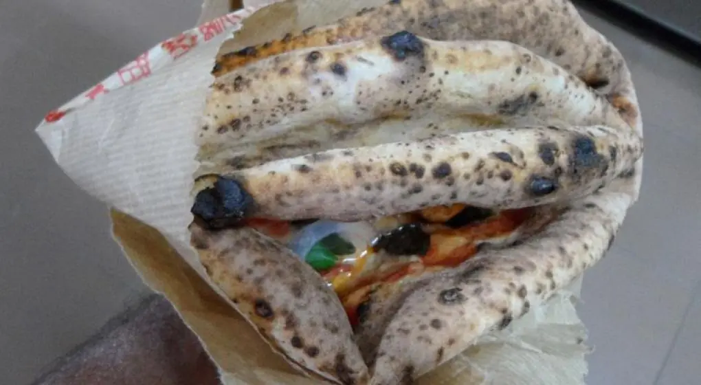 Hemos vivido equivocados en la forma de comer la pizza?