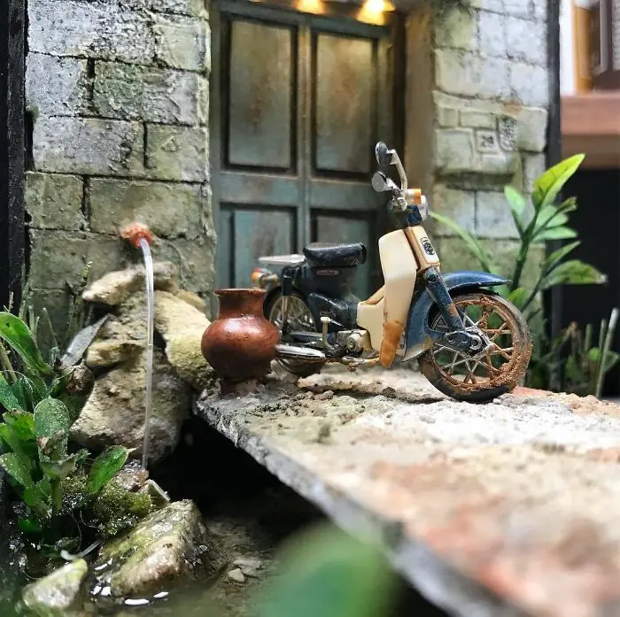 Artista recrea recuerdos de la infancia en maquetas