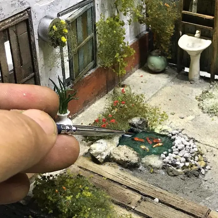 Artista recrea recuerdos de la infancia en maquetas