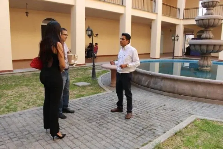 La bella política mexicana que busca tu voto... #LaBuena