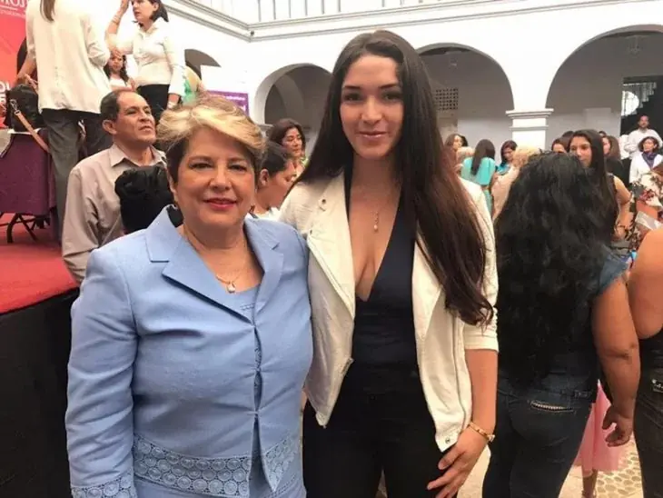 La bella política mexicana que busca tu voto... #LaBuena