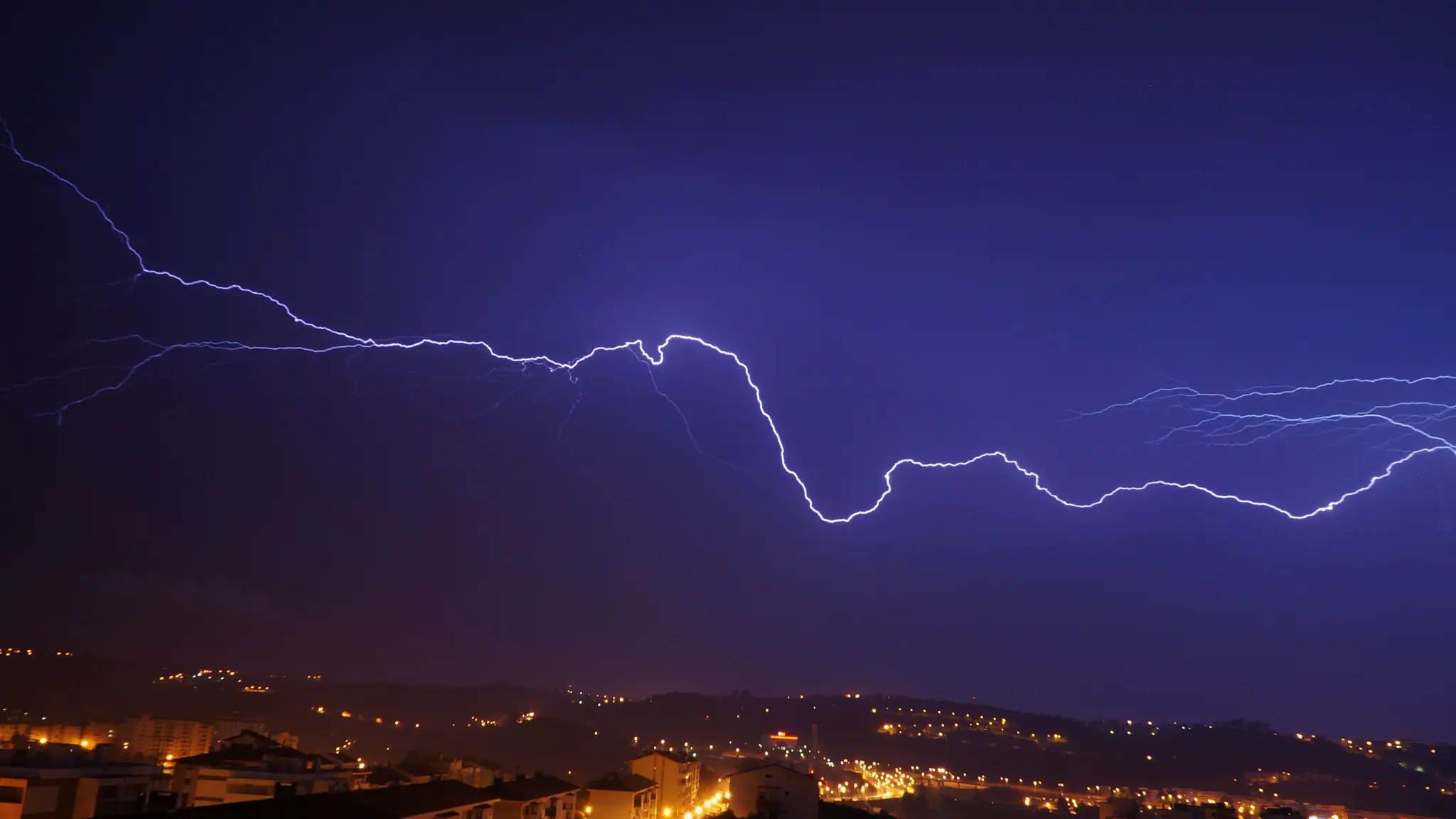 Tormenta eléctrica se transforma en un reactor nuclear