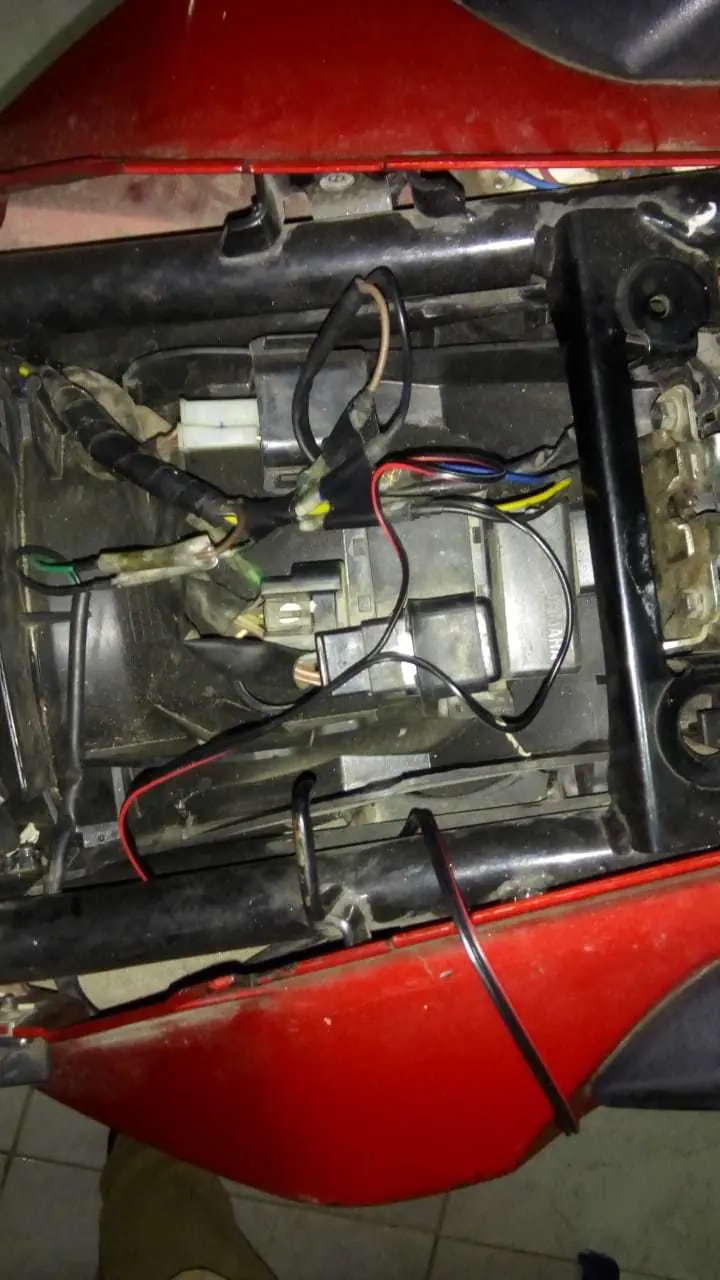 Le puse luz al baul de mi moto y te lo muestro