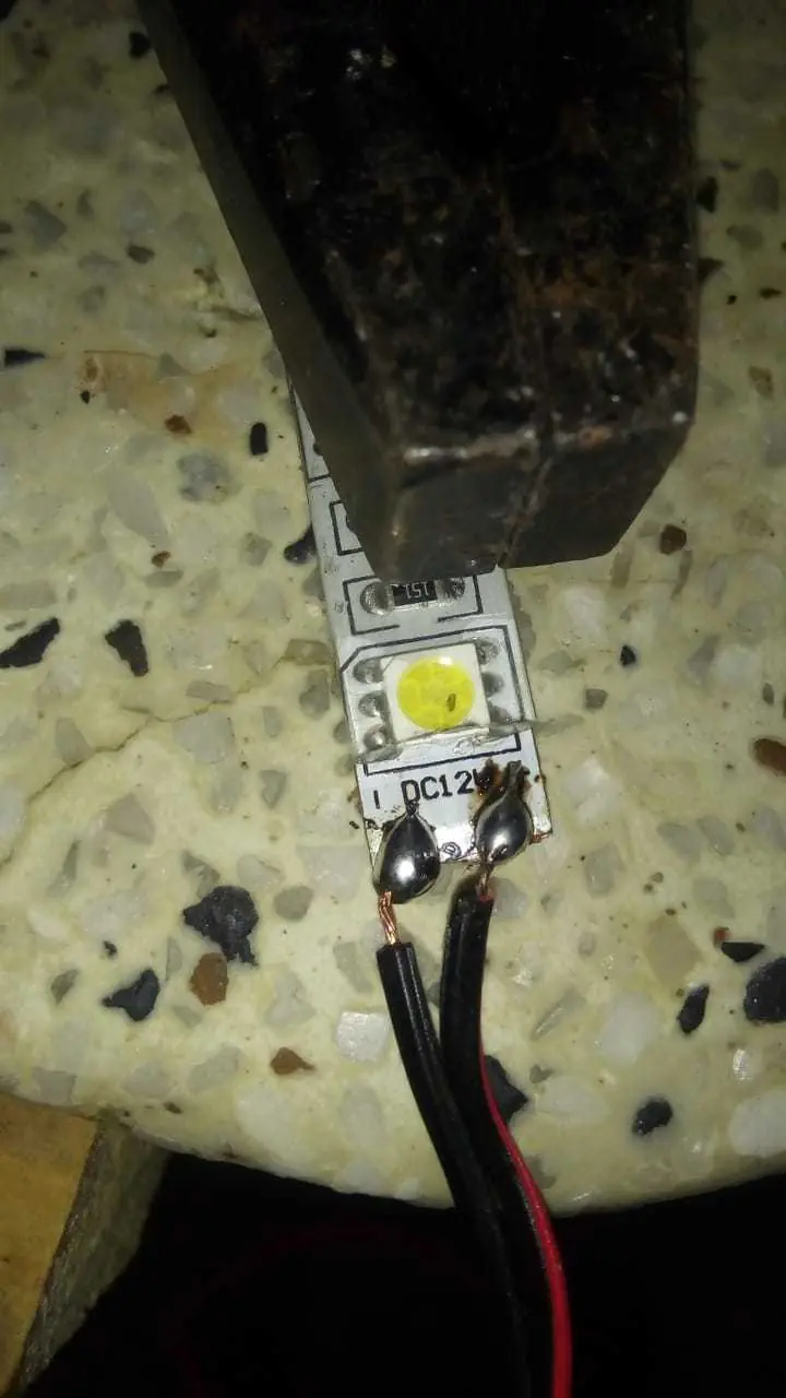 Le puse luz al baul de mi moto y te lo muestro