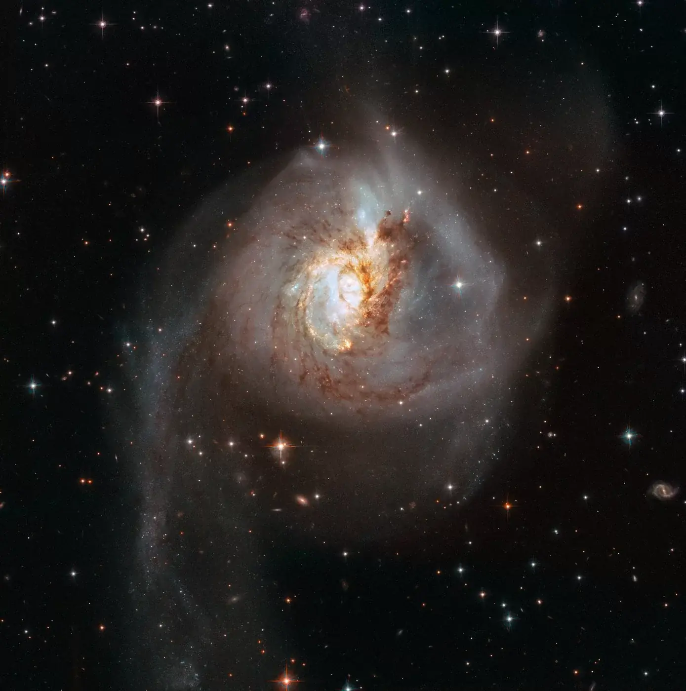 Galaxy distorsionada por la colisión de larga duración