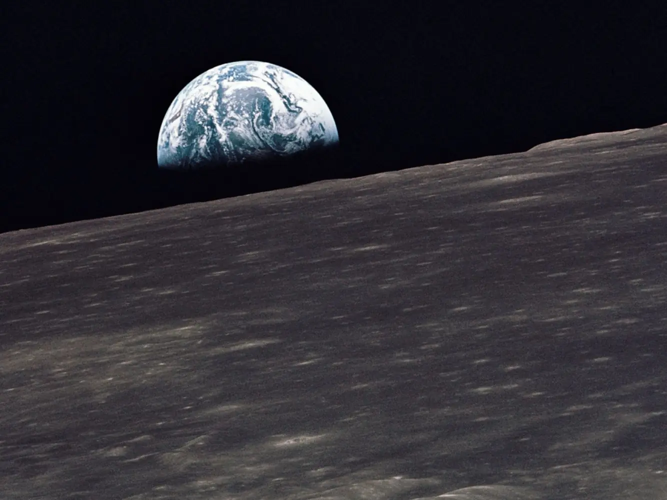 El espacio entre la Tierra y la Luna es alucinante