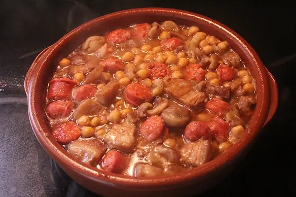Garbanzos con castañas y chorizo