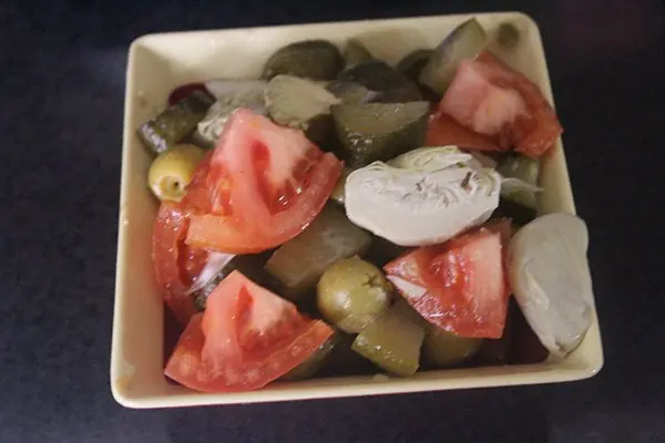 Ensalada de alcachofas y pepinillos
