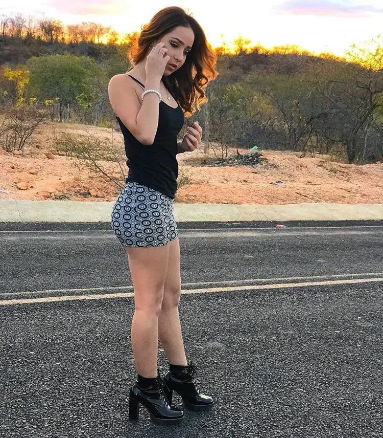 Fernanda, hermosa petisa de ojos cafe