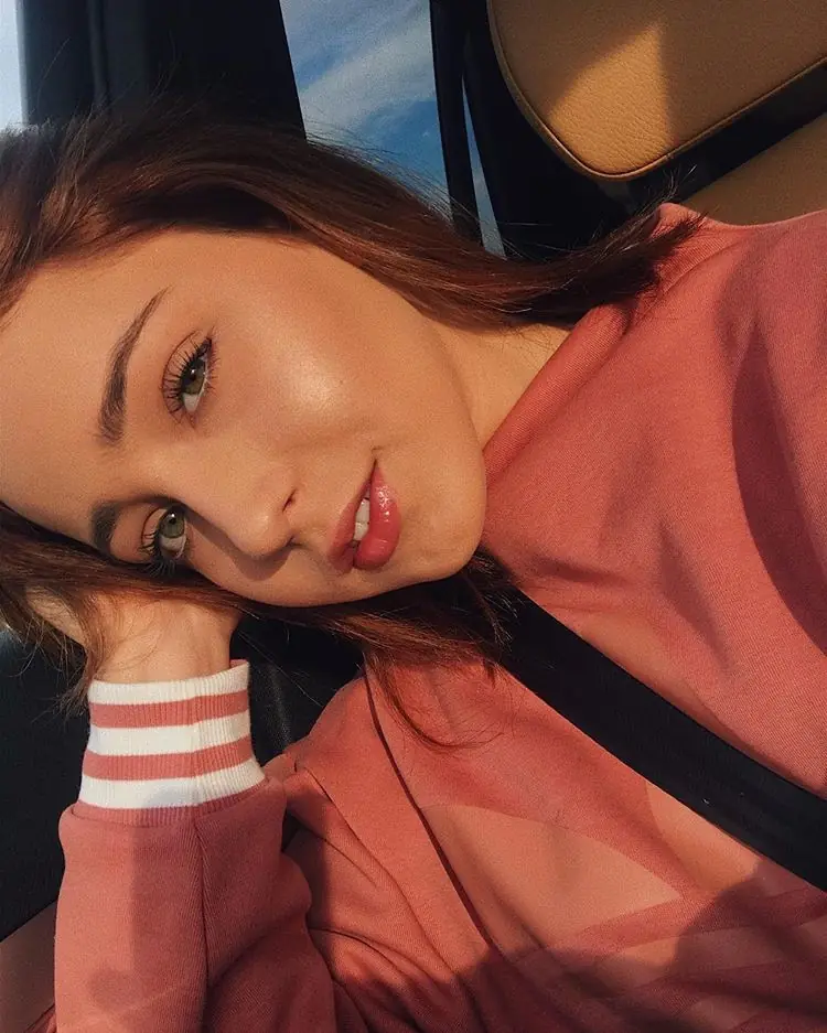 Fernanda, hermosa petisa de ojos cafe