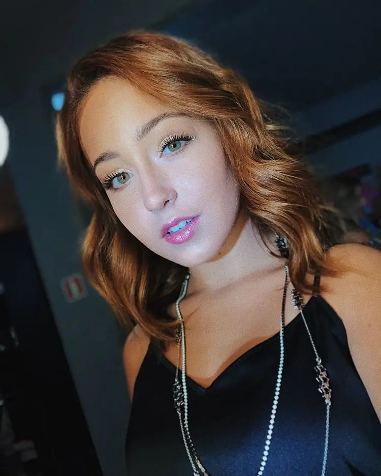 Fernanda, hermosa petisa de ojos cafe